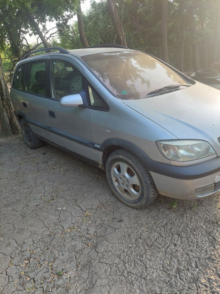 Vand Opel Zafira an 2002 cu motor 1.9 pentru piese schimb