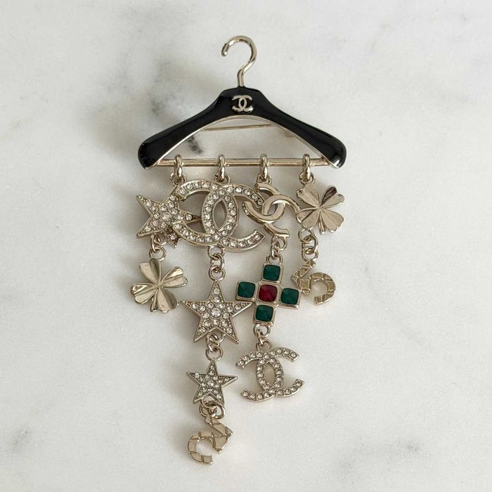 Brosa Chanel Hangar
