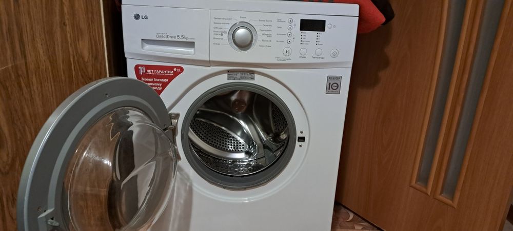 Стиральная машинка LG в хорошем состоянии.