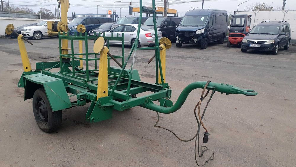 Remorca 750 kg dotata cu macara, vinci pentru ridicare, stabilizatori