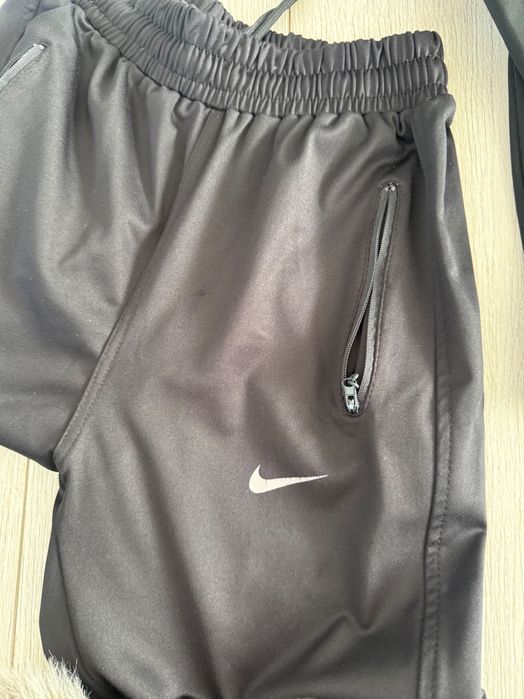 Екип Nike анцунг мек и еластичен с размер но става и за м