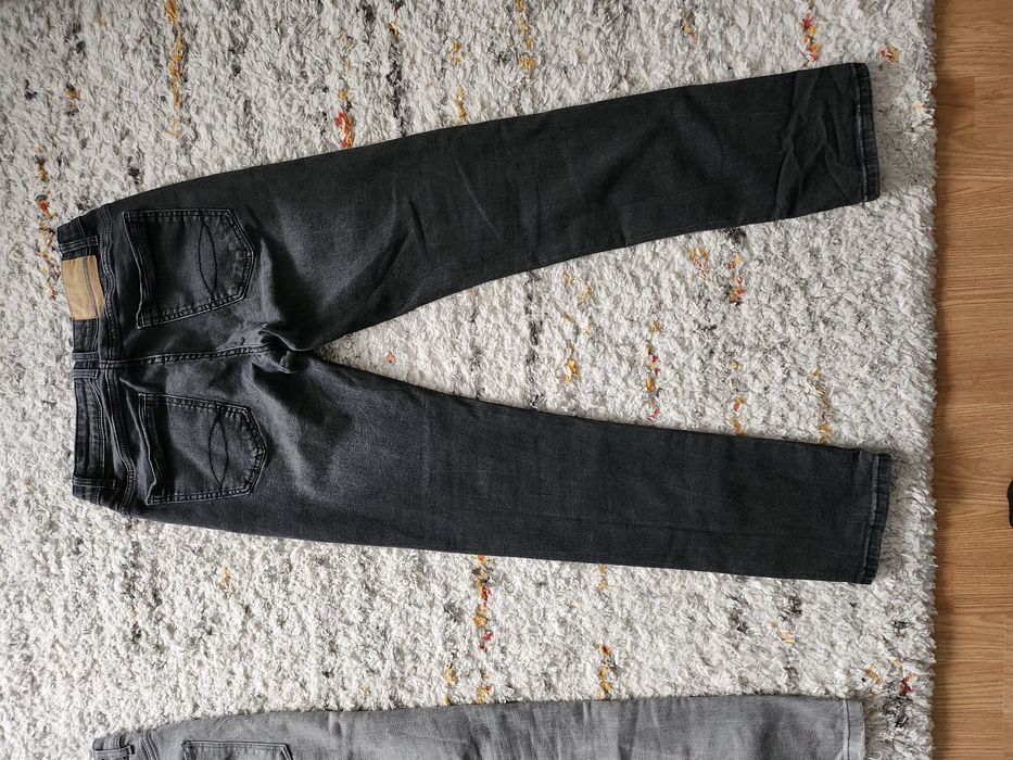 Vând blugi lungi