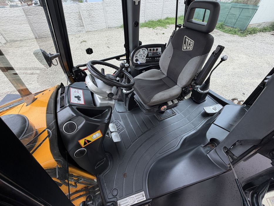 Buldoexcavator JCB 4 cx ,6100 ore.RECENT ADUS