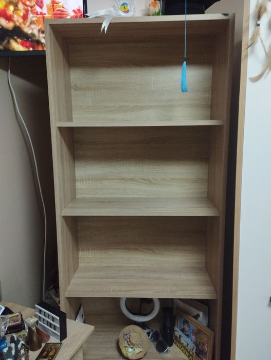 Vând biblioteca in stare excelenta