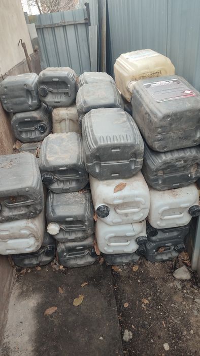 Отдам даром канистры