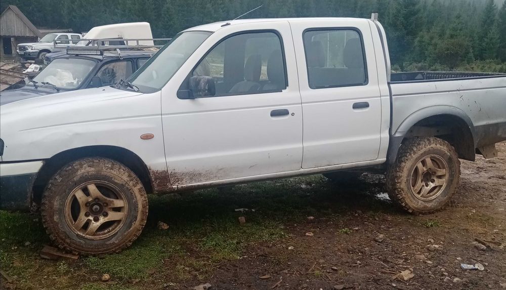 Vând mazda B 2500