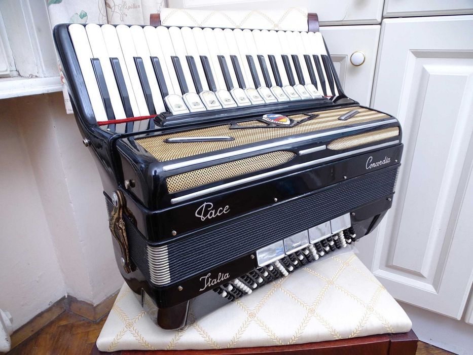 Италиански акордеон CONCORDIA Italia - 120 баса