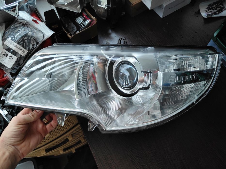 Far bi-xenon adaptiv Skoda Superb 2