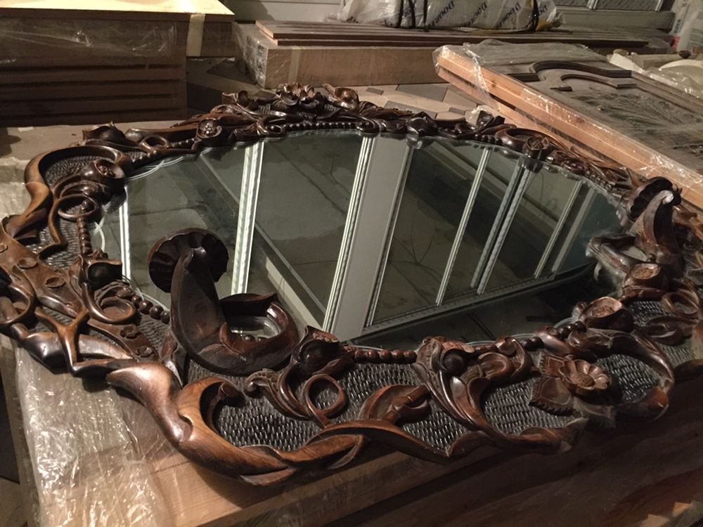 Зеркало с деревянным резным окладом