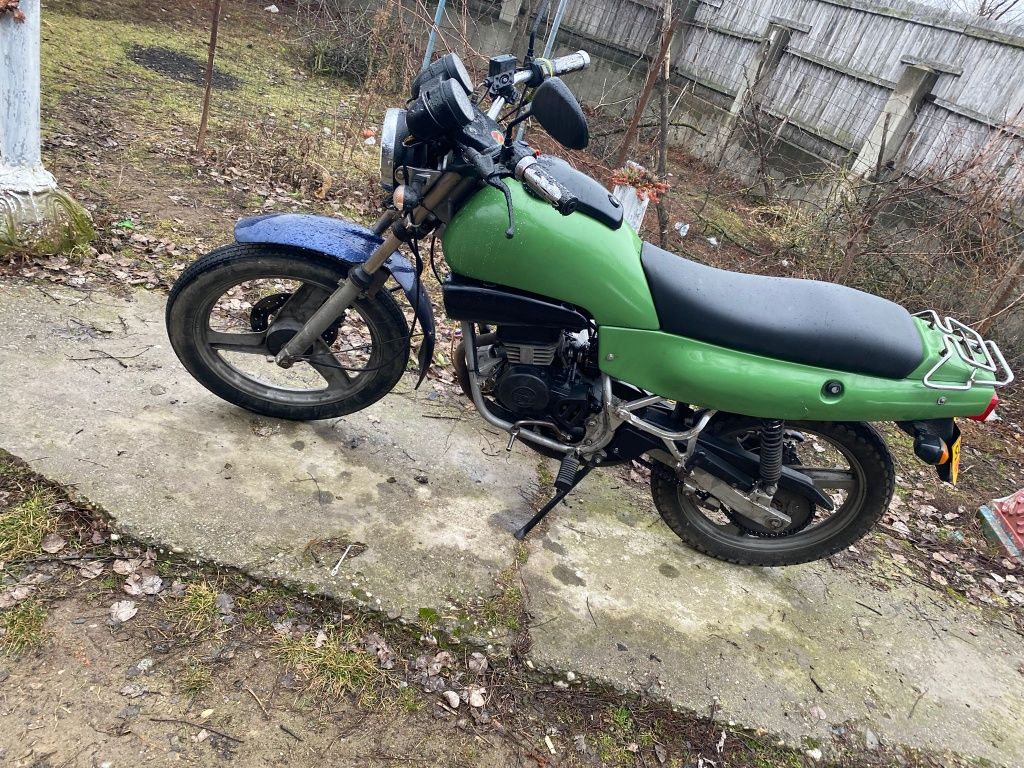 Vând motocicleta