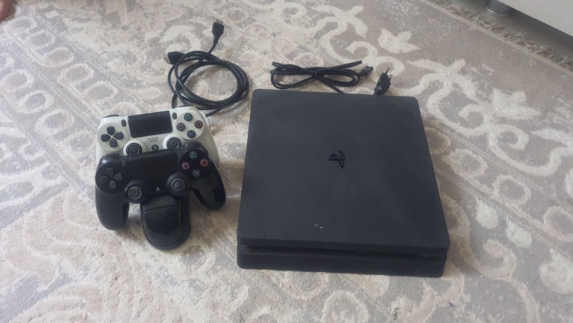 Продам playstation 4 slim