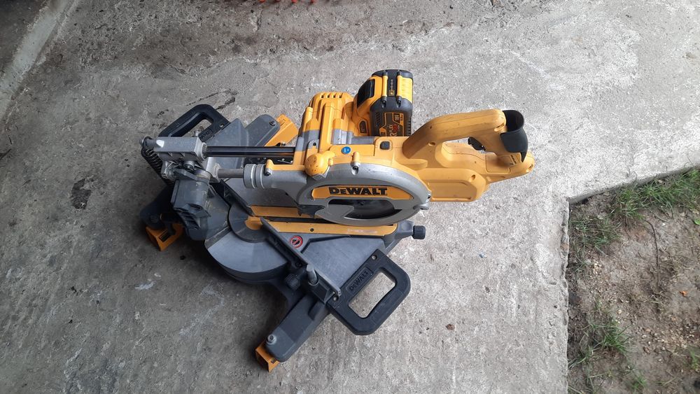 Vând circular Dewalt