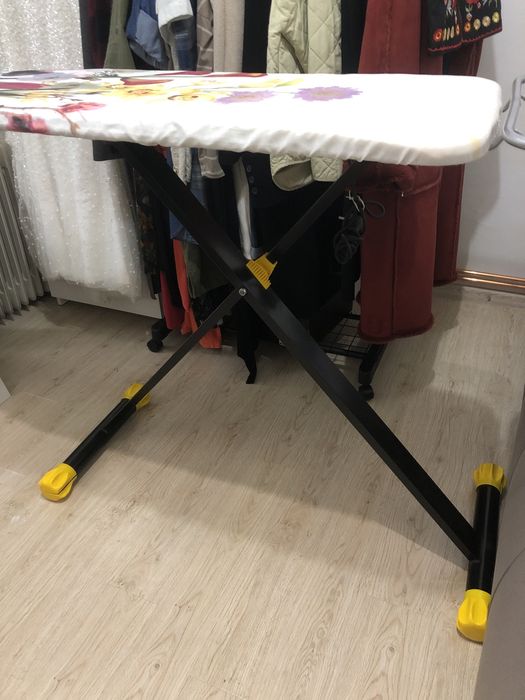 Masa de calcat, priza incorporara