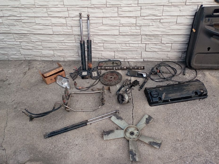 Запчасти на ауди и на мерс и таёта камри 30 и пассат б4