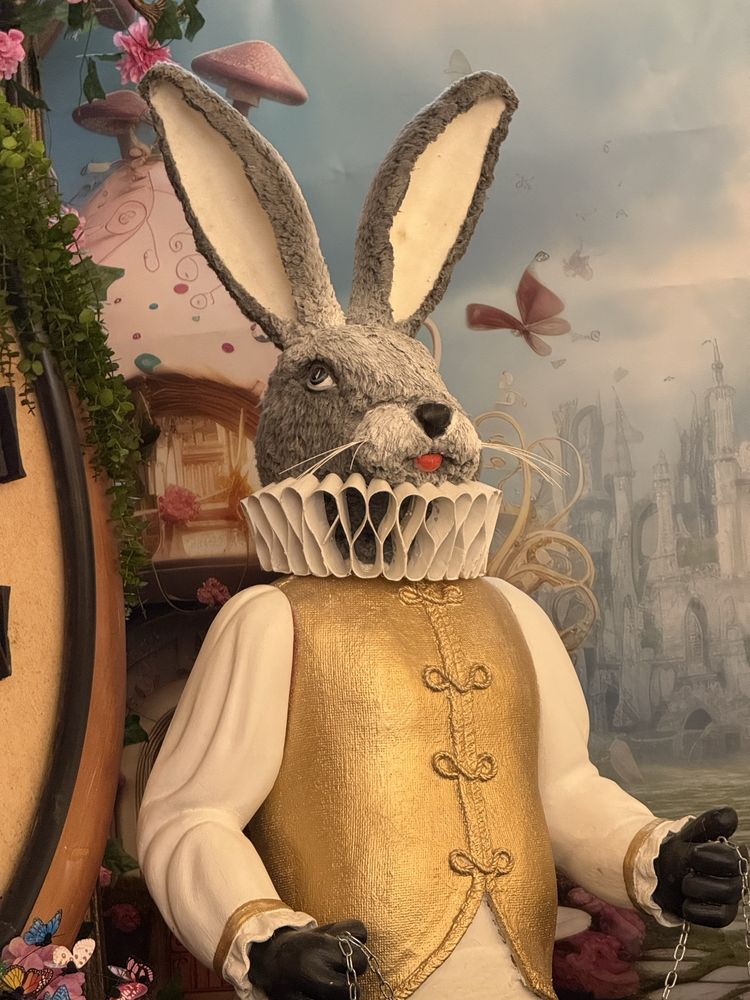 Iepure decorativ Alice in Wonderland ( butaforie)