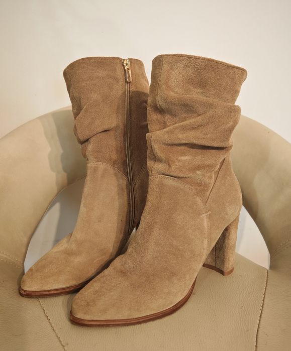 Елегантни велурени ботуши