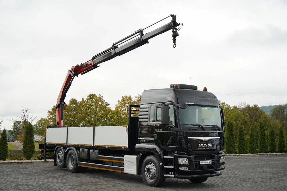 MAN TGS 26.440 / 6X2 / CAROSERIE 7,5 M / PUNTE RIDICATĂ + PALFINGER PK 18002 HDS / MAX. CAPACITATE DE RIDICARE: 6.000 KG / RADIOCOMANDĂ / ROTARE / I-PARK COOL / MANUALĂ / EURO 6