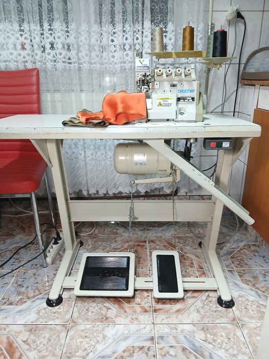 Masina de cusut cu 2 ace 4 fire overlock BROTHER 
Model EF4 -V41 
Masi