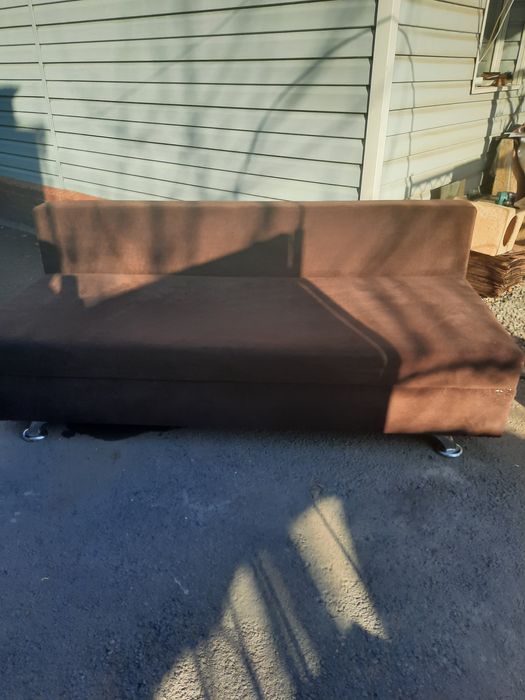 Продам стол и тахту