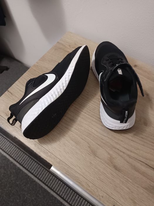 Adidași Nike Revolution