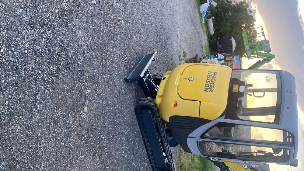 Miniexcavator 2,5 tone senile retractabile cu inclinare cabina