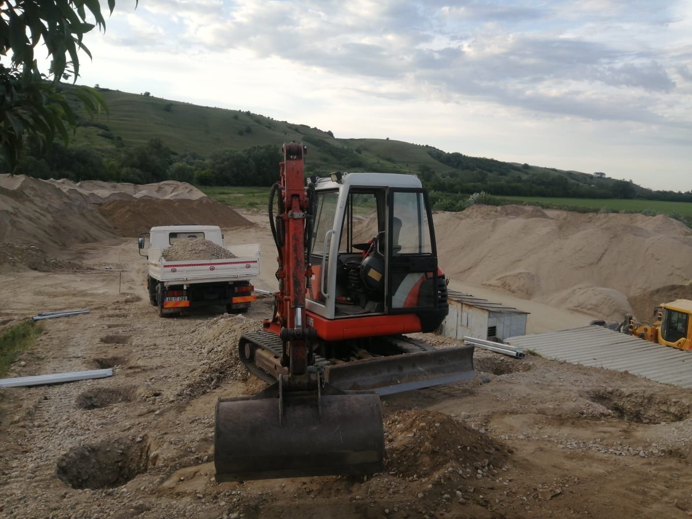 Închiriez prestez servicii mini-excavator