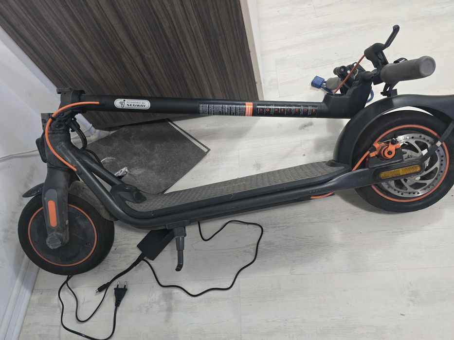 Vând trotinetă electrică Ninebot KickScooter F40E by Segway
