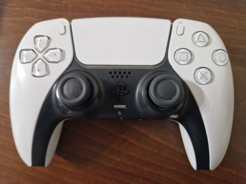 PS 5 игри и контролер