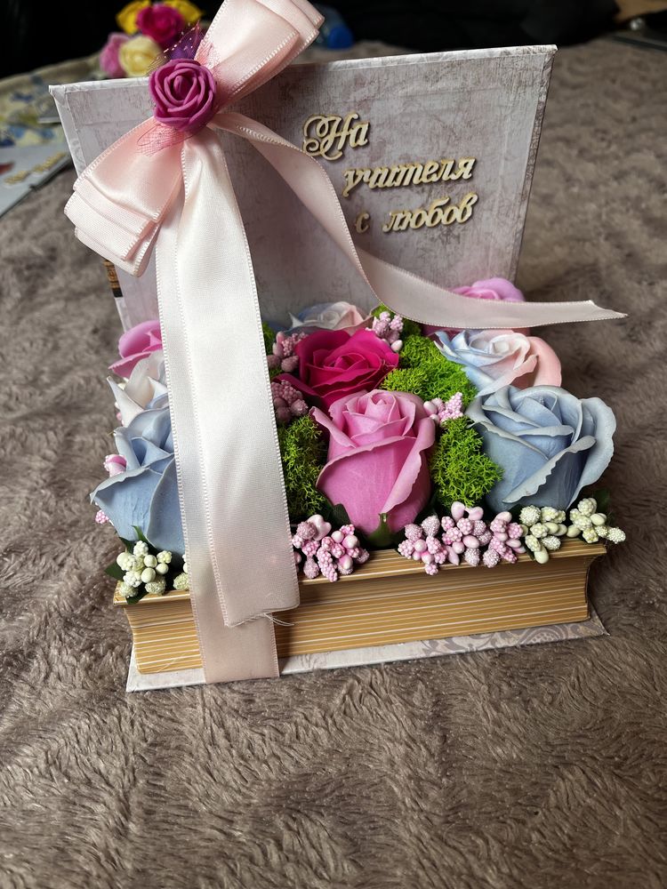 Кутии тип книга Аранжирани със ароматни сапунени рози
