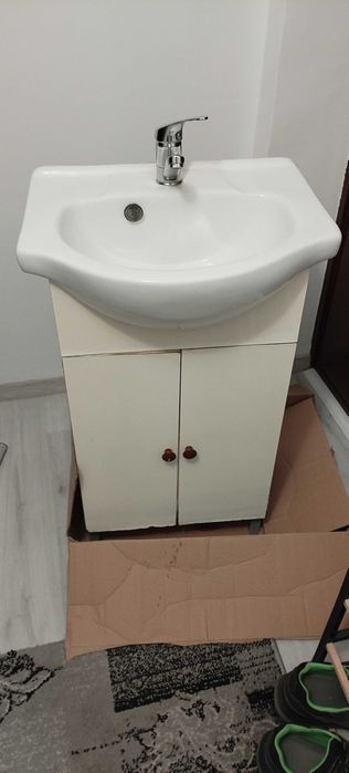 Vând ghiuveta de baie cu tot ce se vede