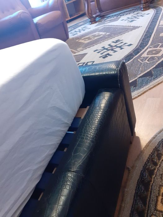 Pat dimensiunea 140/200  din piele