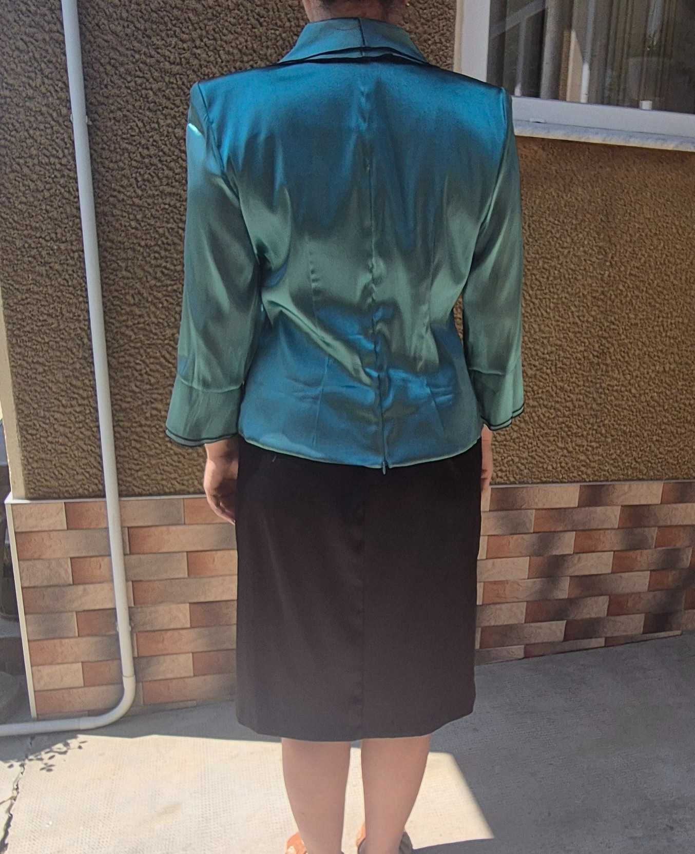 Costum elegant pentru festivități