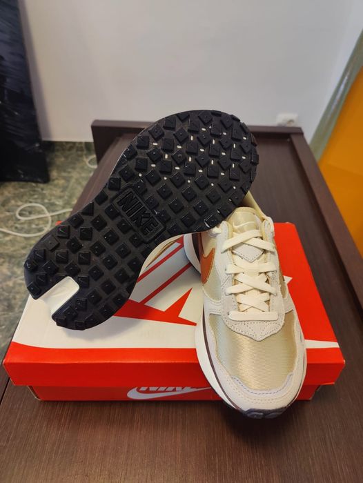 Nike W Phoenix Waffle noi
Team Gold/ Dark Russet-Coconut Milk-Hemp

35
