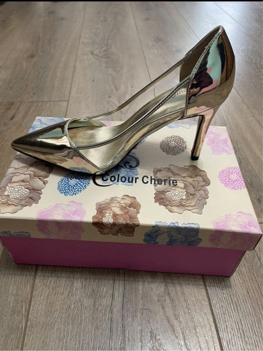 Pantofi cu toc aurii, NOI