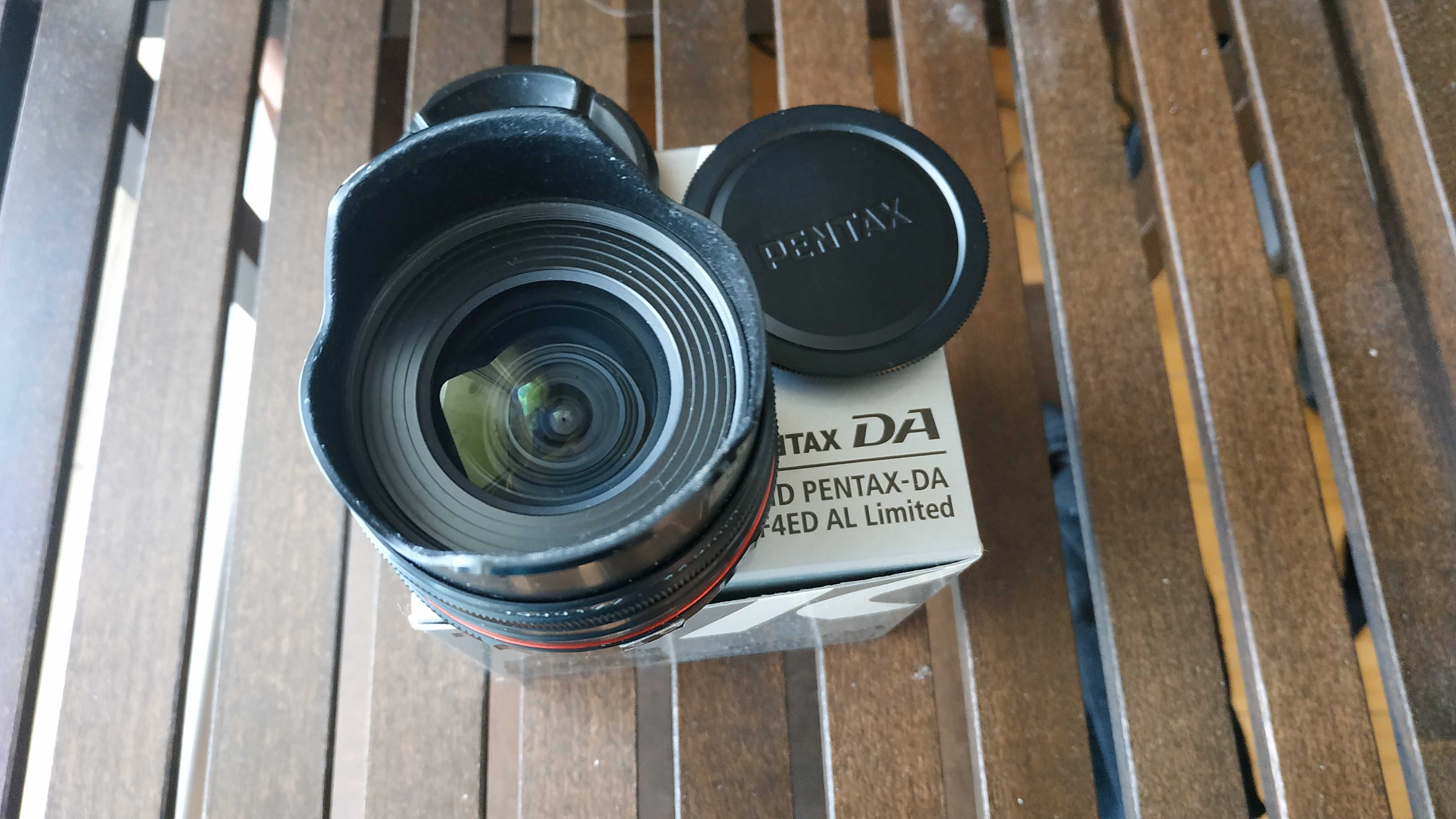 Двама обектива Pentax HD DA 15mm F/4 Ltd и 70mm F/2.4 Ltd.
