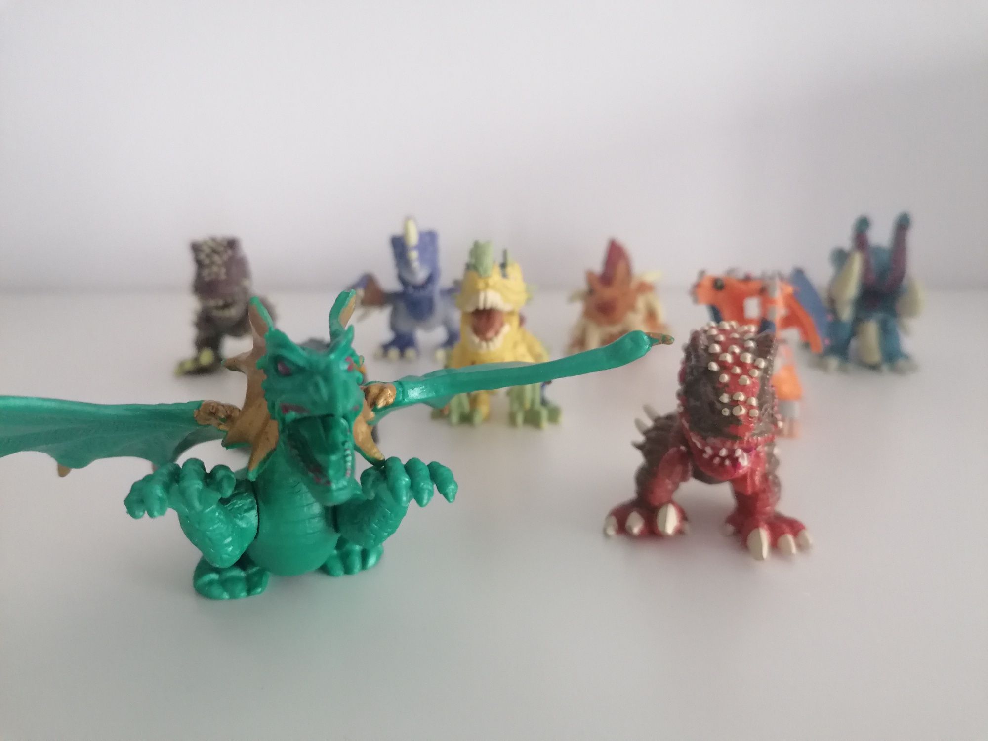 Figurine monstruleți și un dragon fioros
