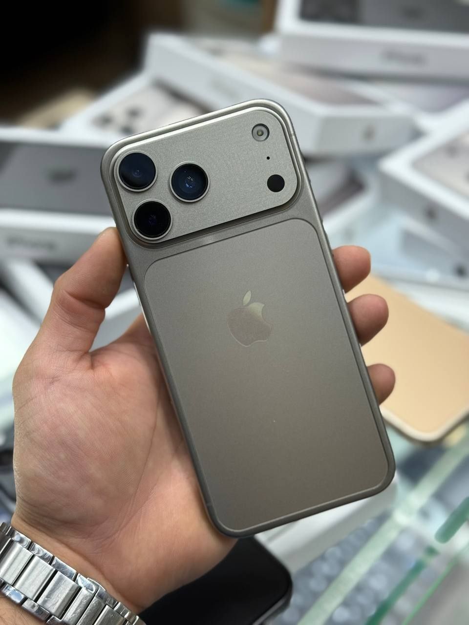Apple 17 pro. 1 г