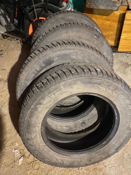 Продам зимние шины на автомобиль 205/65R/15