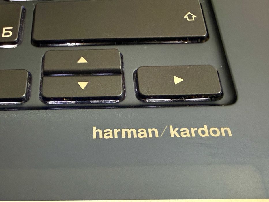 Asus ZenBook 14`i7-8565U/Nvidia MX150/512GB NVMe/8GB RAM/Full HD IPS