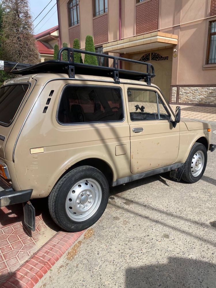 Niva 2121 4x4 sotiladi