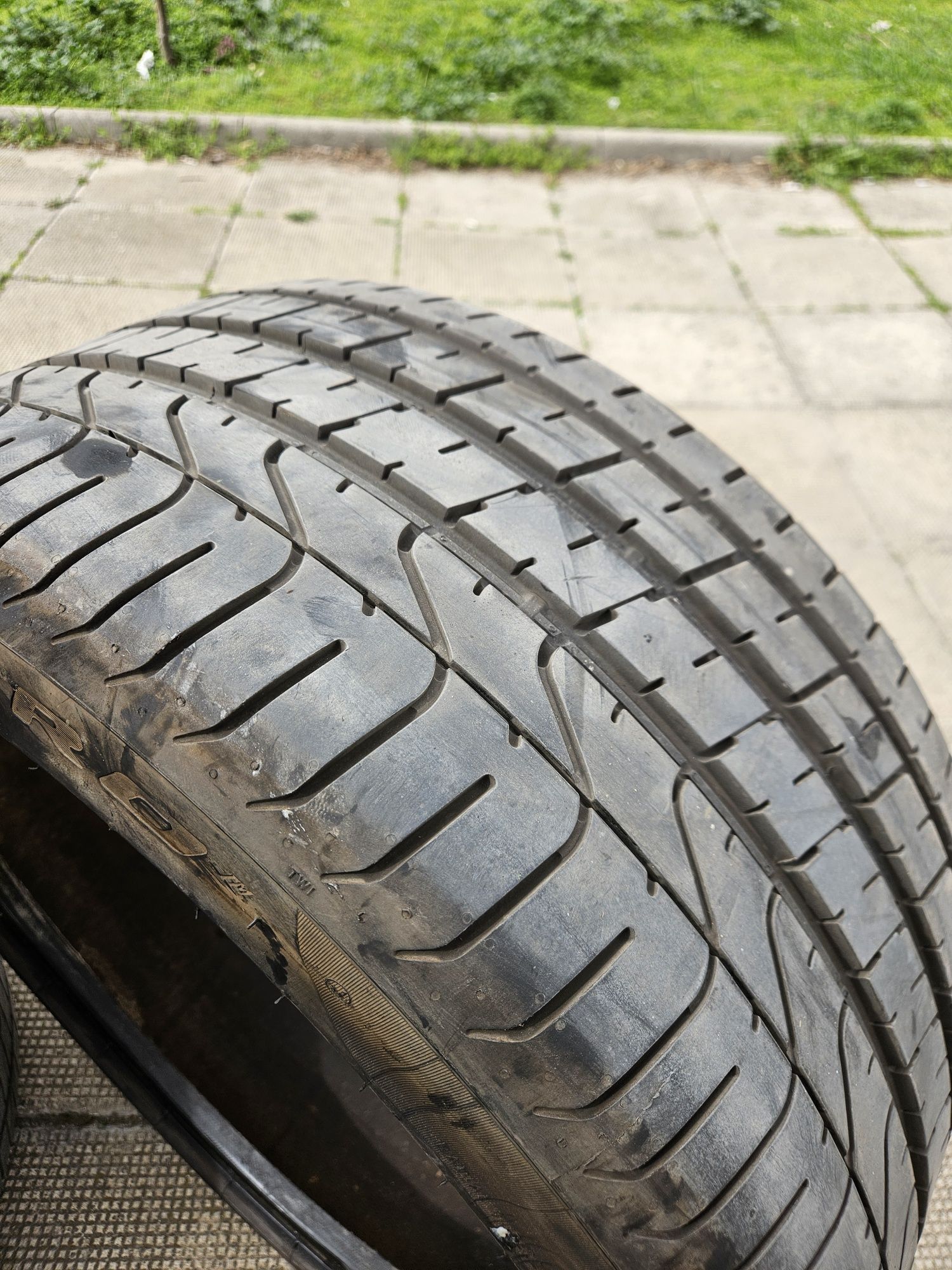 Pirelli P Zero 275/35 r19