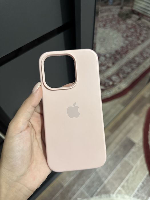 Чехол для iPhone 15 Pro — силиконовый, в хорошем состоянии