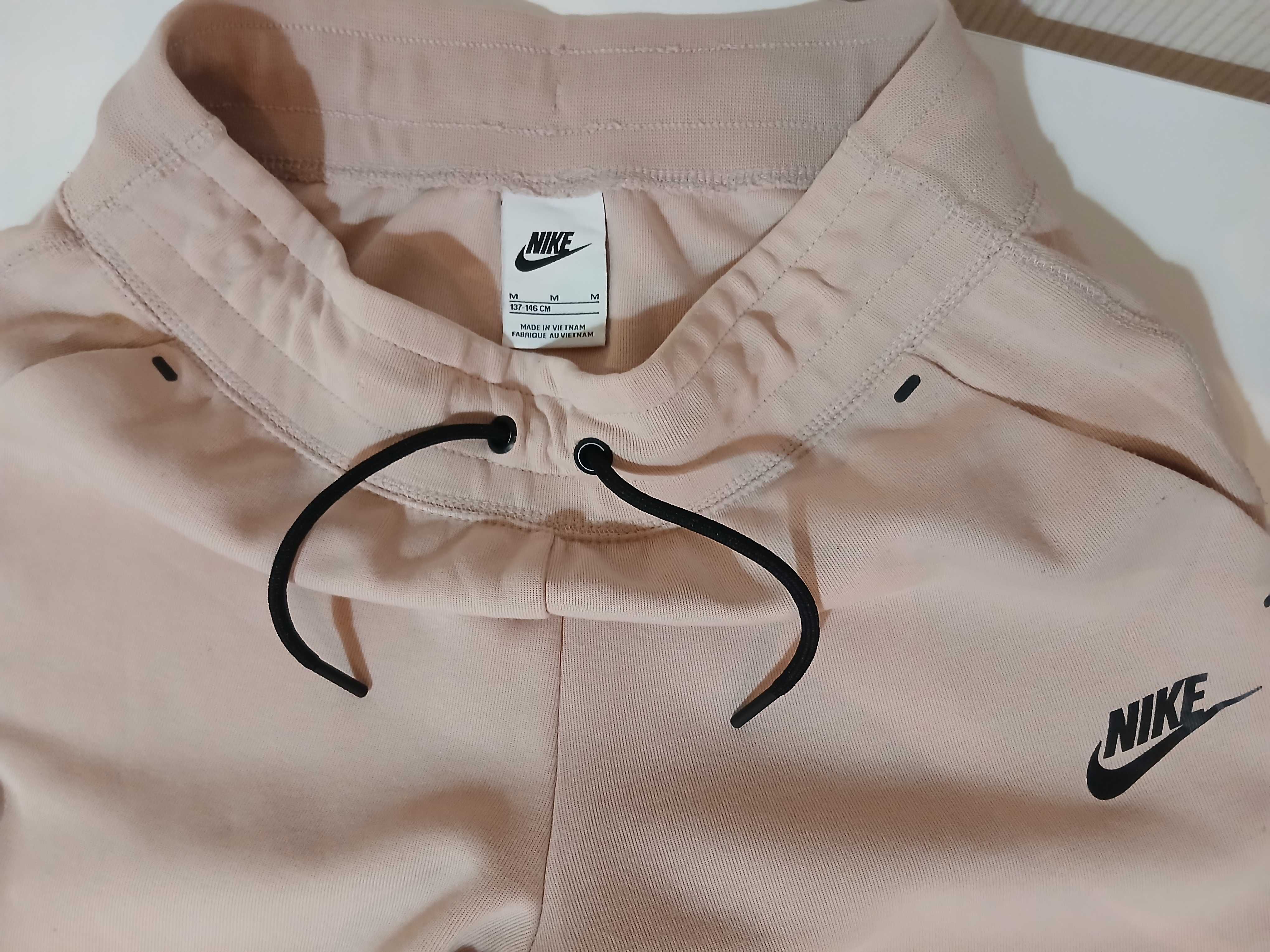 Nike Tech fleece 137-146 см. Размер М