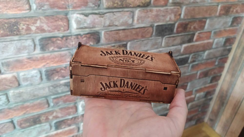 Лазерно изрязана декоративна кутийка за уиски Jack Daniels 50ml