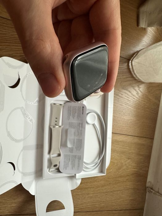 Apple Watch S9, закупен от Техномаркет. Всички аксесоари. Без дефекти.