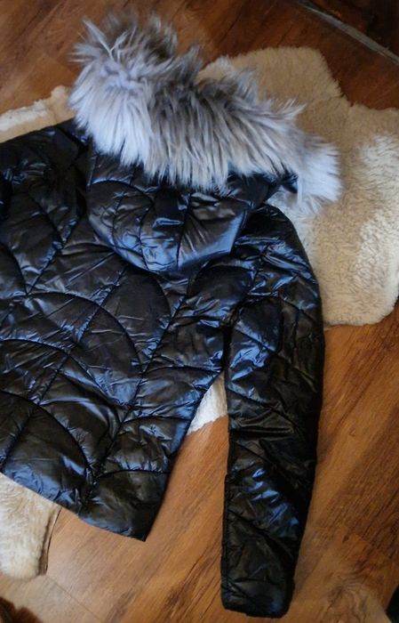 Черно, лъскаво дамско яке