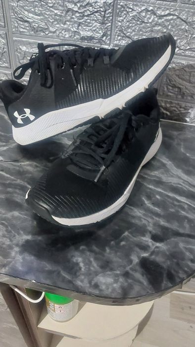 Vând papuci under armour stare buna