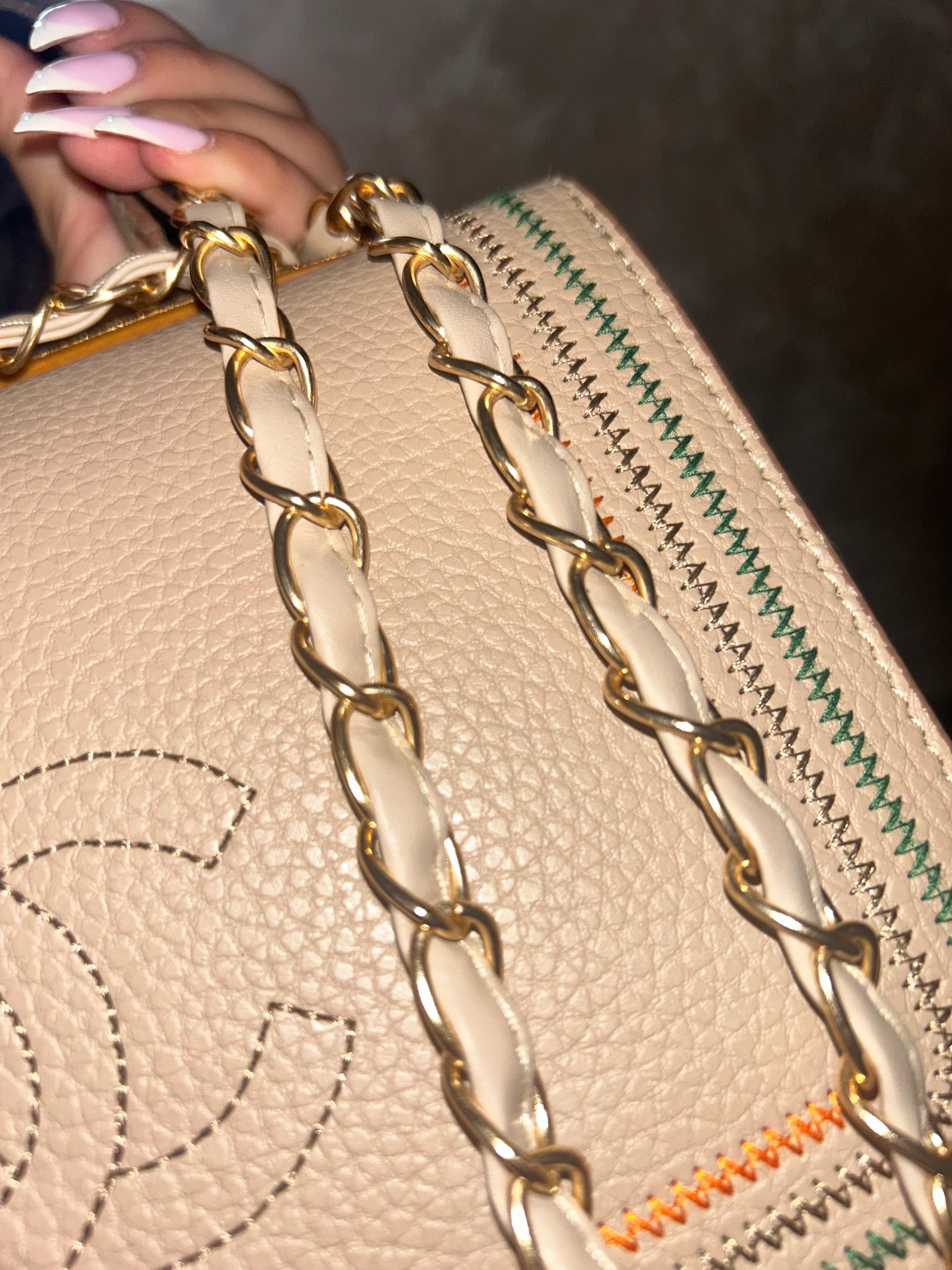 Чанта Chanel със златна дръжка