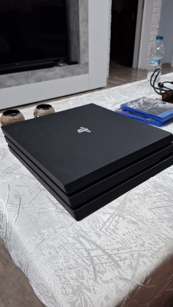 Playstation 4 Pro с джойстик и 2 игри