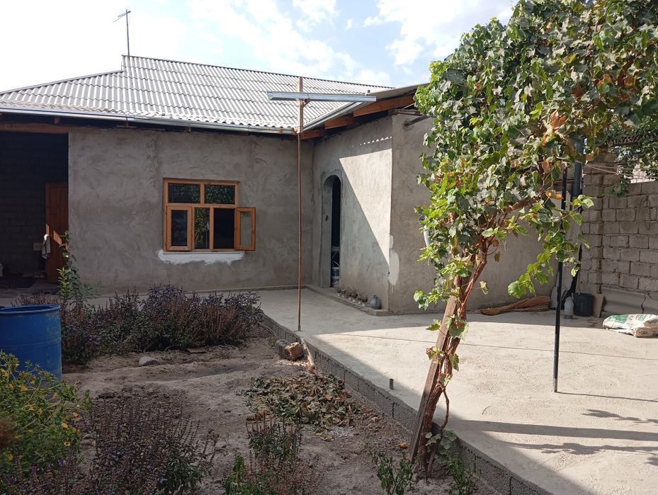 Uy sotiladi , tayyor yashashga trassani yonida oldida zapravkani yonda